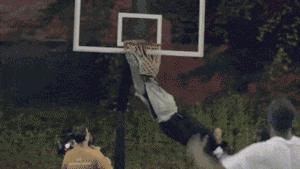 草野球场的年轻人里，总有些逗逼能笑死你