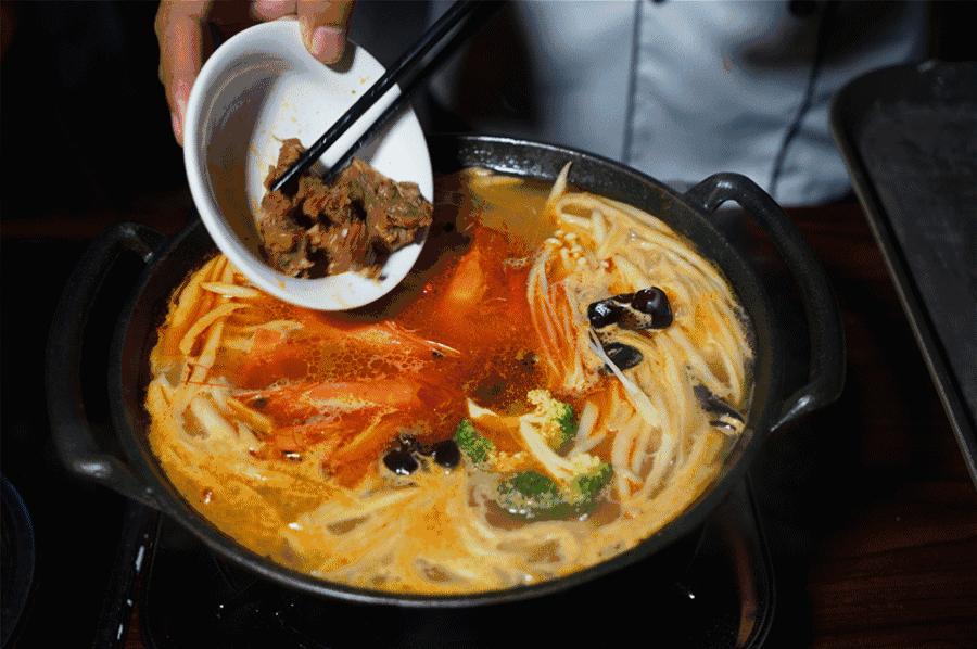 蒙眼用剪刀做面，服了！这么牛X的店居然系佛山的10年老字号！东家好吃才是硬道理！