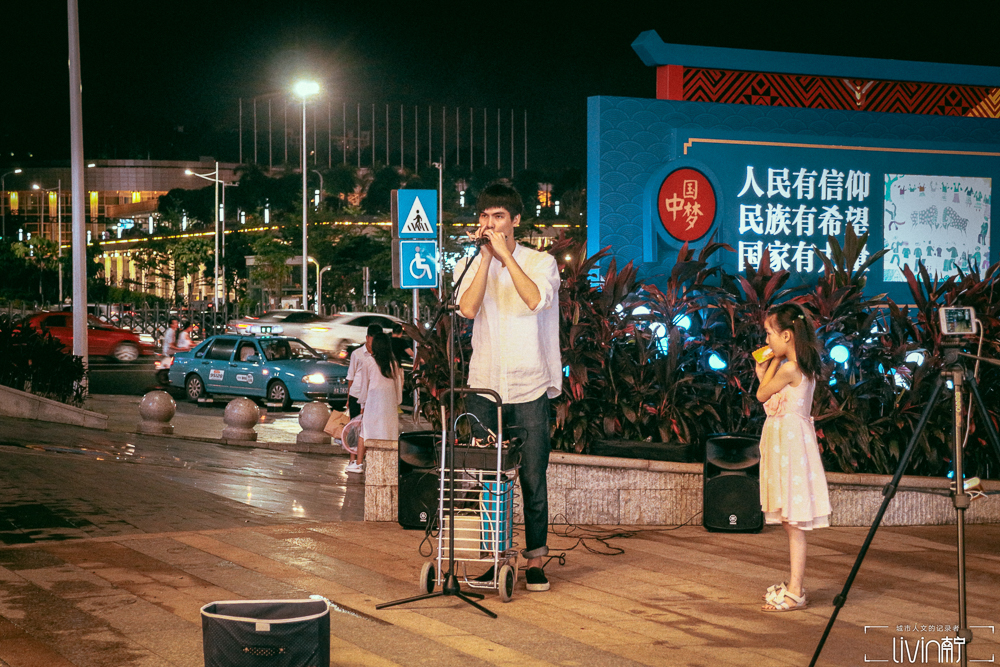 那个在航洋门口吹口琴的小哥：用音乐感谢这座城市