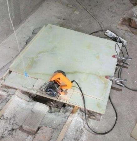 瓷砖切割不一定得送店里加工！聪明泥工师傅自制瓷砖切割工作台，成本低，制作容易简单！