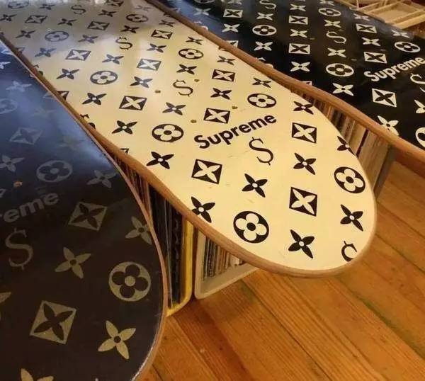活久见大牌联名,lv衣服上面有个supreme联名是真的吗