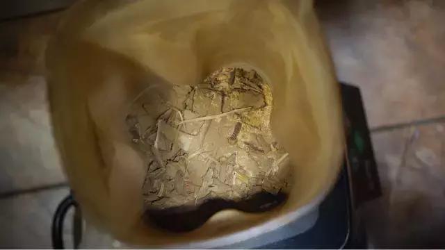 眉弯新月,慢绾青丝发