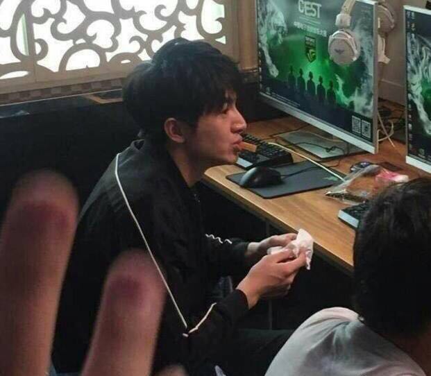 林更新全班都有狗的外号,林更新外号林狗被吐槽