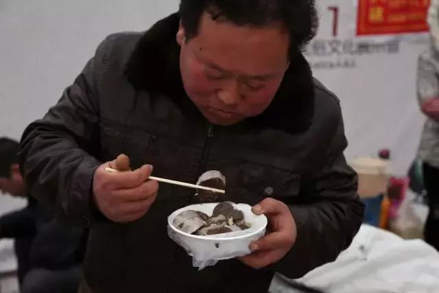 如果你到了内黄，看那些灌肠摊前，一个个吃灌肠人的吃相，就是不饿，也会忍不住前去来一碗！