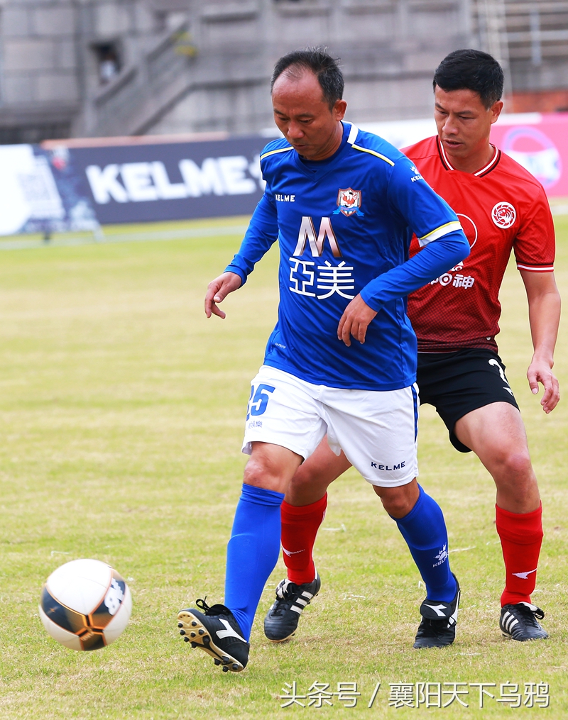 穿着破球鞋的人,穿碎钉足球鞋的职业球员