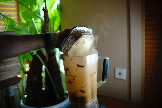 眉弯新月,慢绾青丝发