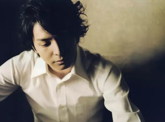 他是“犯桃花”的俊美漫画家，邂逅17岁单纯少女后浪子回头，却因瞥见妻子那一幕，关进“没有女人的地方”