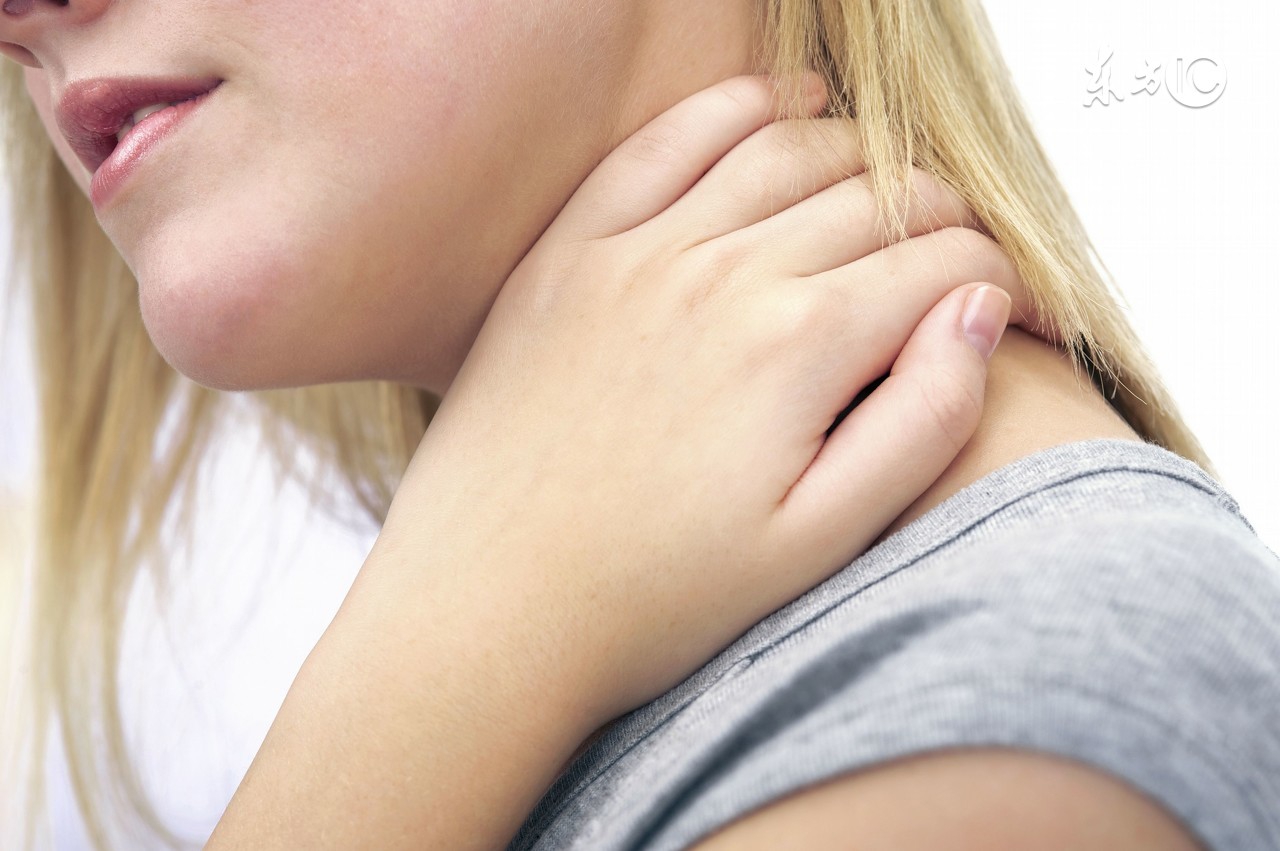 颈部皱纹很深怎么解决最好,消除颈部皱纹的正确方法图解