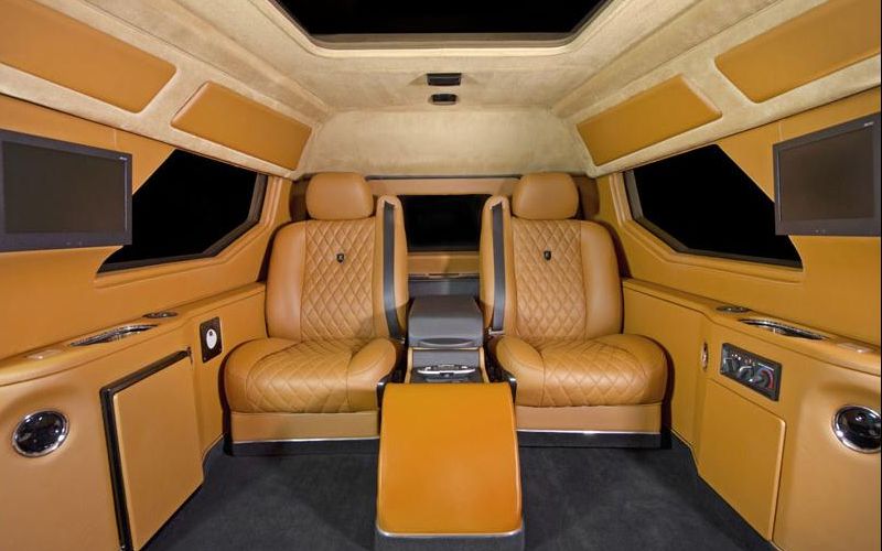 土豪开着1500万的超级越野车去洗车，洗车工：这装甲车得加钱才行