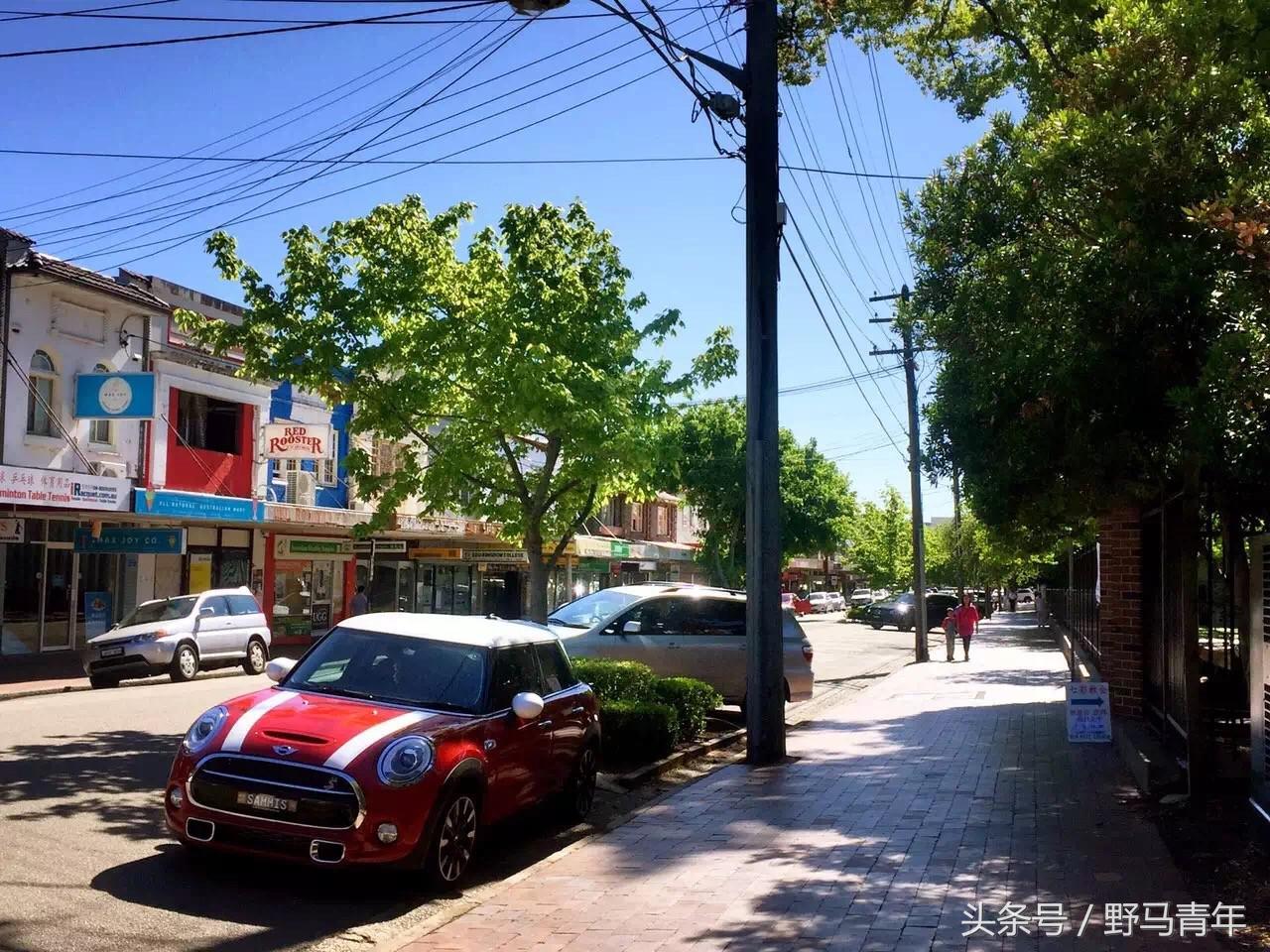 一个人拿着行李箱去旅行,一个人一个行李箱出发了