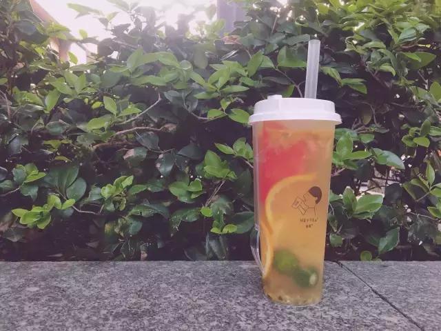 蹦野迪不如吃果盘，如何用20块在上海街头打败妖艳*货贱**？