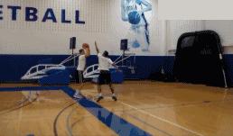 打篮球防守正确的姿势,防守球员的正确防守姿势