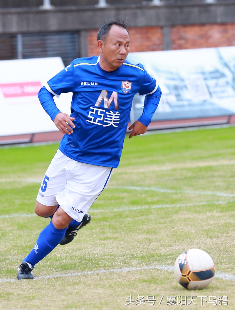 穿着破球鞋的人,穿碎钉足球鞋的职业球员