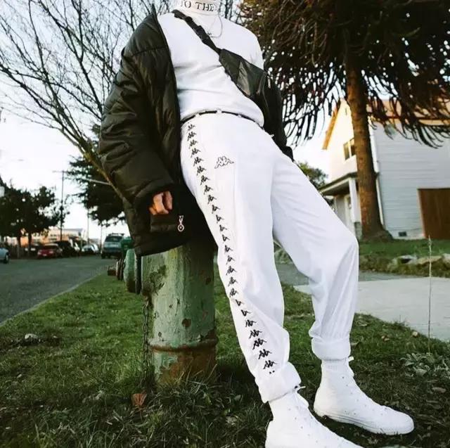 一串字logo,一串字母的衣服商标