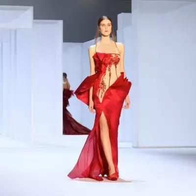 空姐都穿上高定了,那是因为它的设计师大有来头