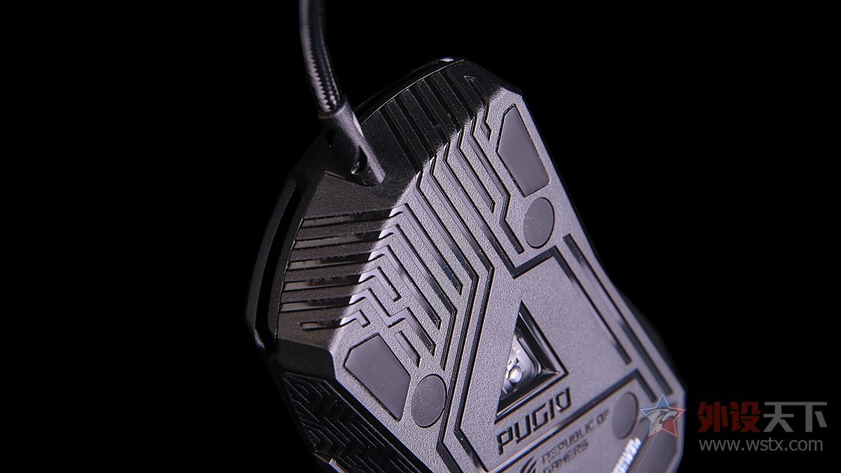 小手玩家的福音，玩家国度这款电竞鼠标针对中小手型设计，拥有便捷的可更换微动和侧键功能