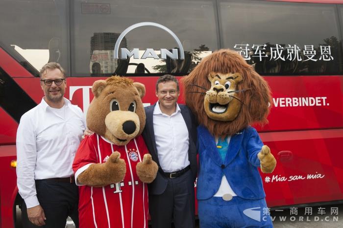 不是宇通也不是比亚迪！拜仁慕尼黑球队“*用御**”的这款红色大巴出自谁家？