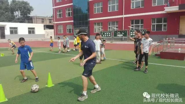「直通校园」*党**员干部齐上阵携手并肩抓特色——外教走进太原尖草坪迎新三校指导精英足球队训练