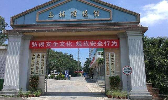 开车遇到丧葬车队怎么做,遇到出殡车队如何避让