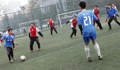 8人制中场的跑位踢法教学,8人制双中场的跑位踢法教学