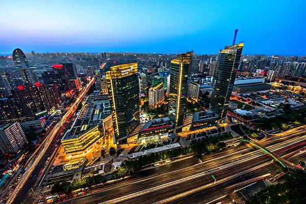 八个各不相同的“北漂客”，共同在欲望都市里奋力逆行