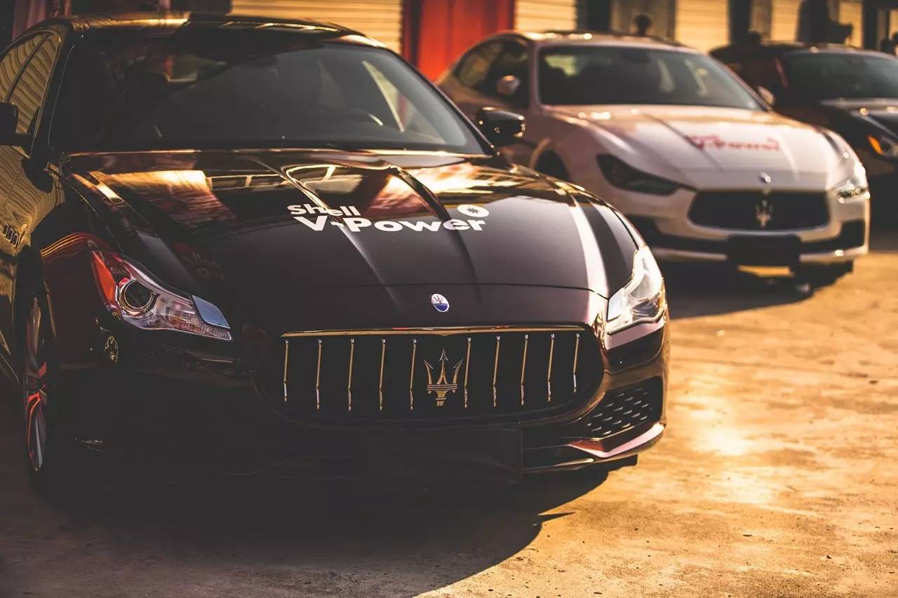 这是一场假的燃油发布会，现场全是法拉利*博兰**基尼等超豪