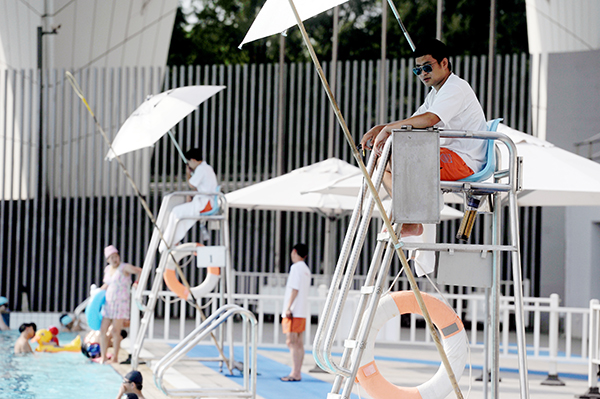 换岗时，他们的眼睛也没有离开泳池