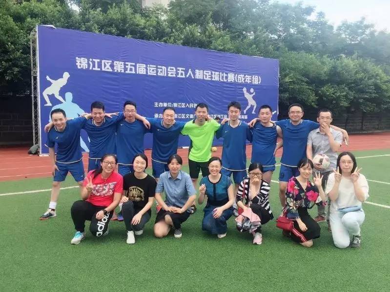 足球少年展风采,看足球的小朋友