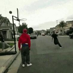 草野球场的年轻人里，总有些逗逼能笑死你