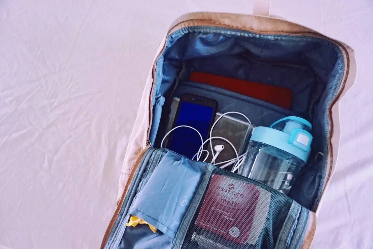极简主义自媒体博主包里有什么？｜翻包记WhatsinMyBag
