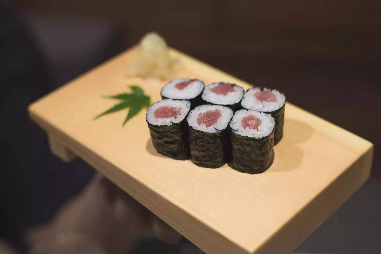 连曼殊都要去请教的日料教父，在捧红了杭州顶级日料后，竟然独自在解放路开了家亲民的料理小馆……