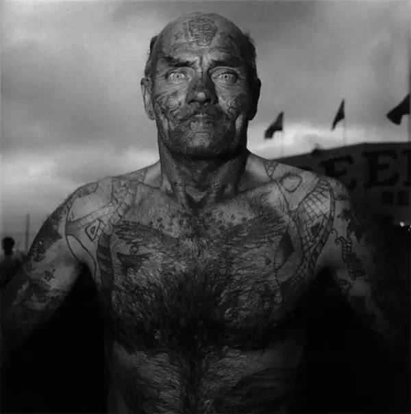 美让人乏味，丑却有无限可能！