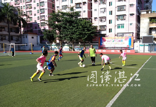 足球是打的还是踢的,足球是进框得分还是到白线就得分