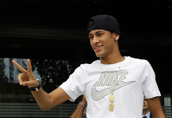 大巴黎2.2亿欧强挖内马尔？内少座驾可谓“平民”至极