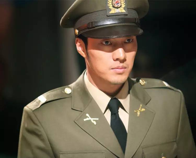 潮流咖|这件让半个娱乐圈沉迷的军装,再没一件你就过时啦!