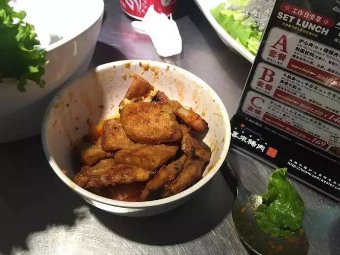 今朝上海｜永和大王、喜来稀肉相继被揭黑料，菜虫、疑似寄生虫横躺美食间，没想到网友的看法却截然相反！