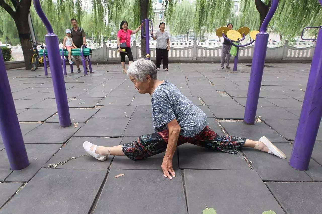 双杠老奶奶,七旬奶奶倒挂单杠一字马