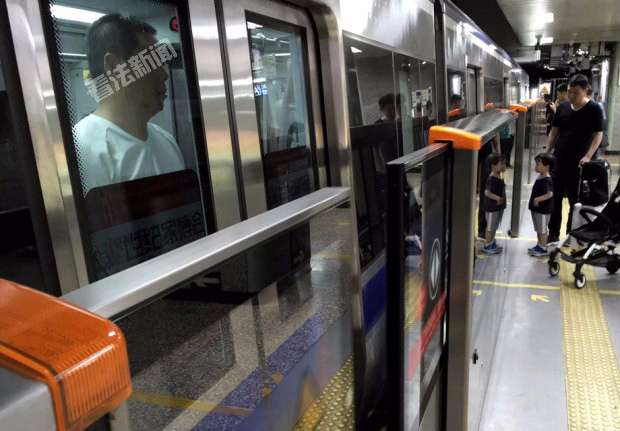 地铁2号线宣武门站、长椿街站屏蔽门投入使用屏蔽门贴有“禁止跨越”标识