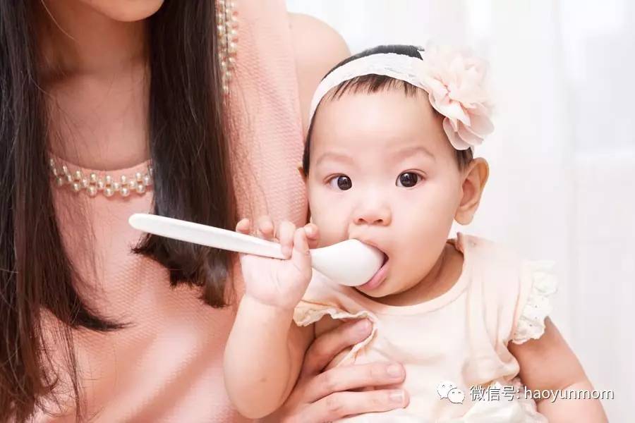 我家宝宝吐奶有奶渣正常吗,我家宝宝吐奶又不长体重