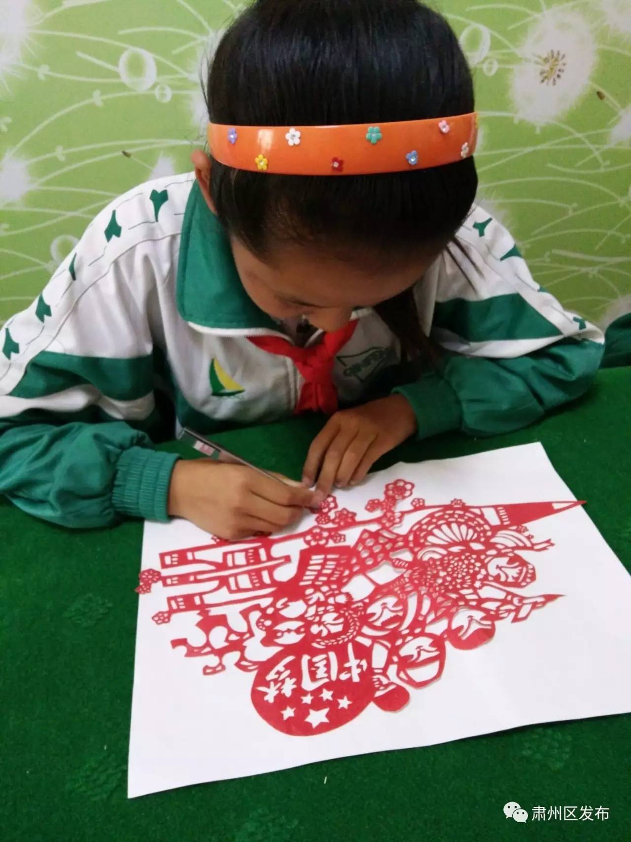 打乒乓球的快乐小朋友,打乒乓球的小朋友背景绘画