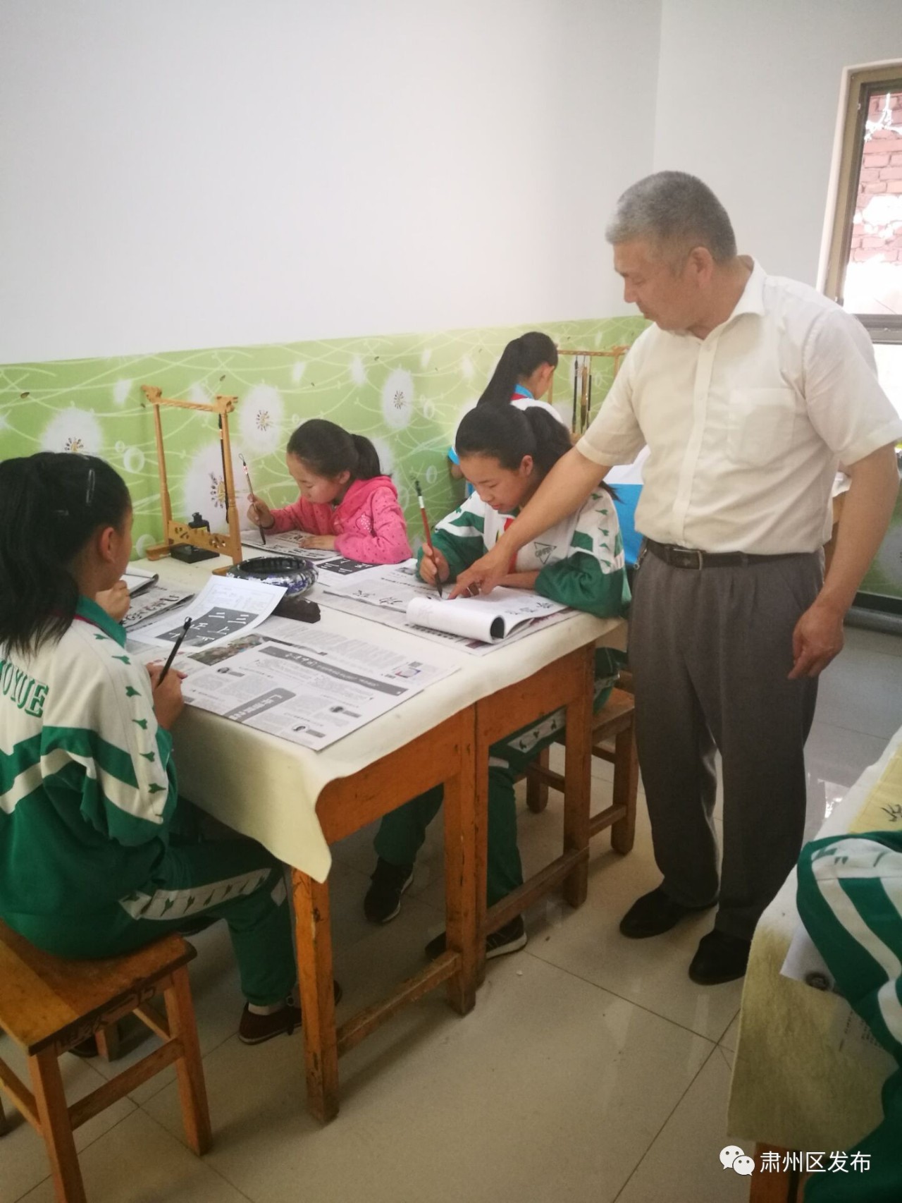 体育剪纸图片踢足球,关于踢足球的剪纸视频