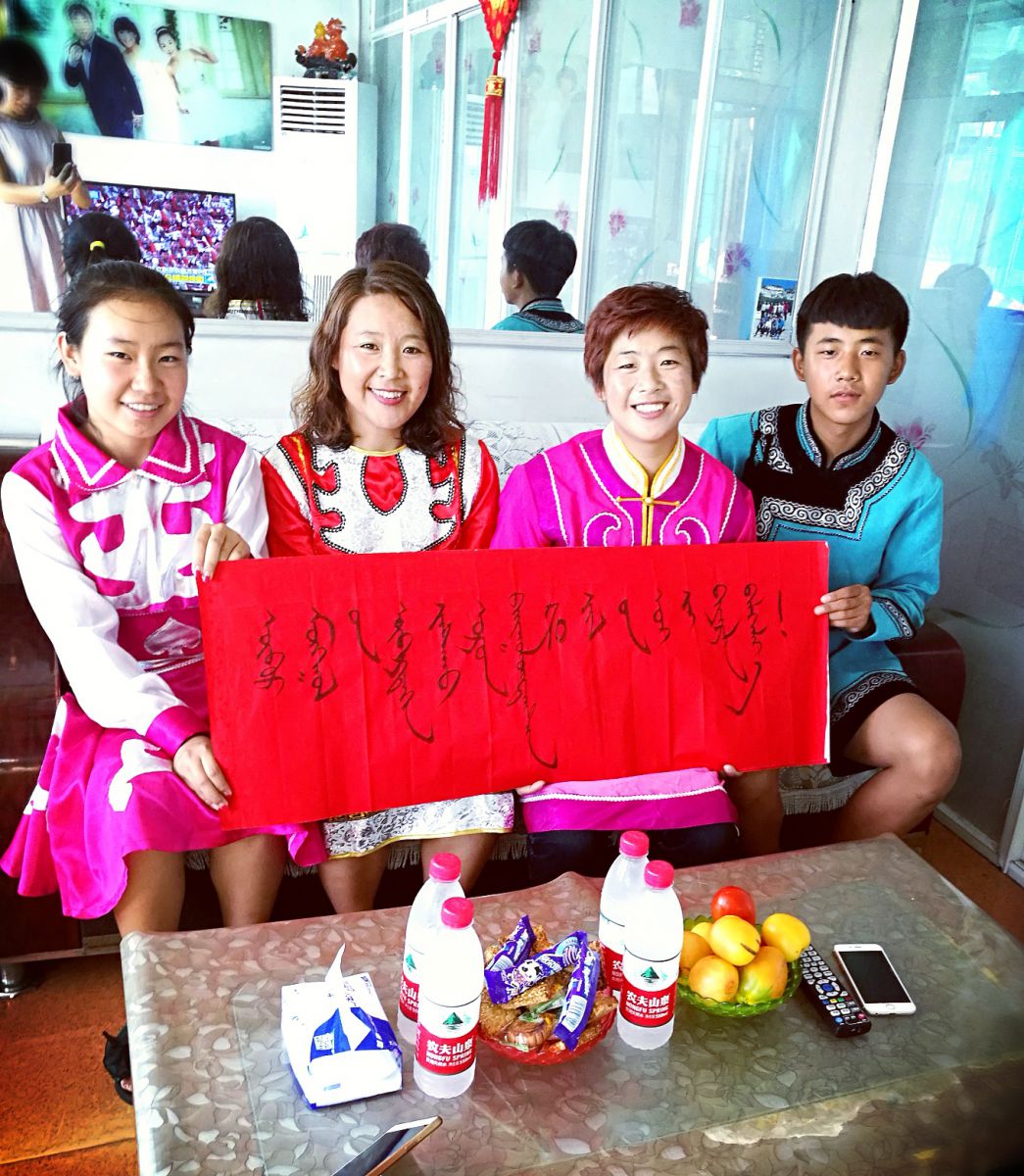 科尔沁区各族各界妇女喜迎自治区成立70周年巧手描绘北疆靓丽风景线