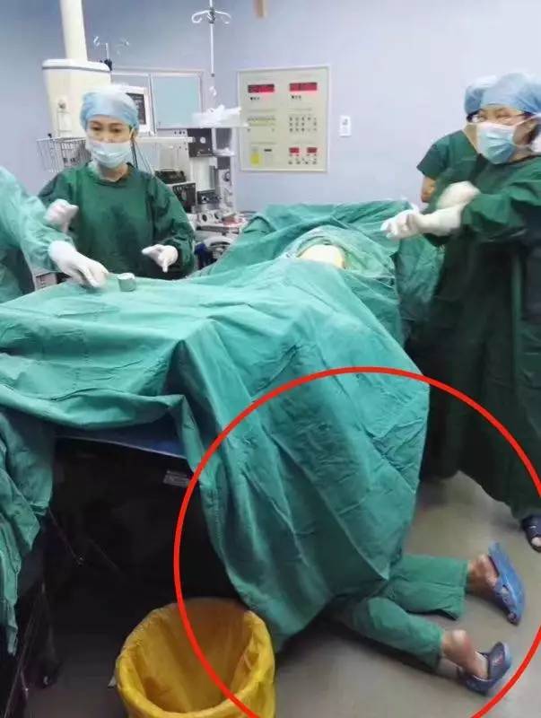 手术紧张到发抖,助产护士全程半跪