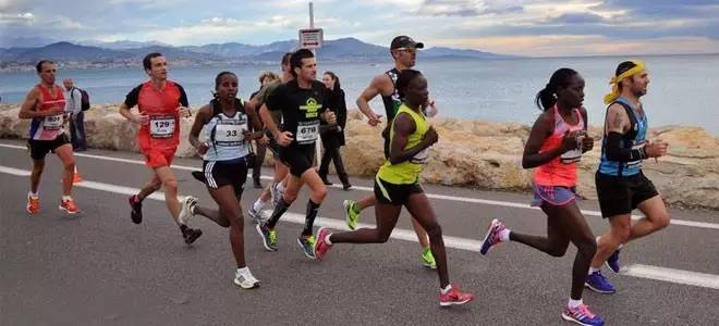 老是脚起水泡是什么原因,左右大脚趾趾甲隆起发黑的原因