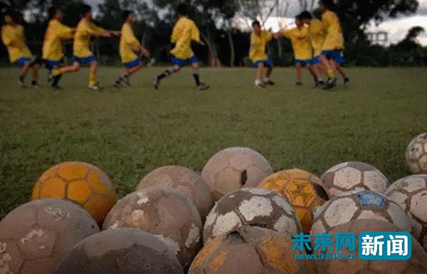 奔跑在足球场的女孩,奔跑在绿茵场上的女孩儿