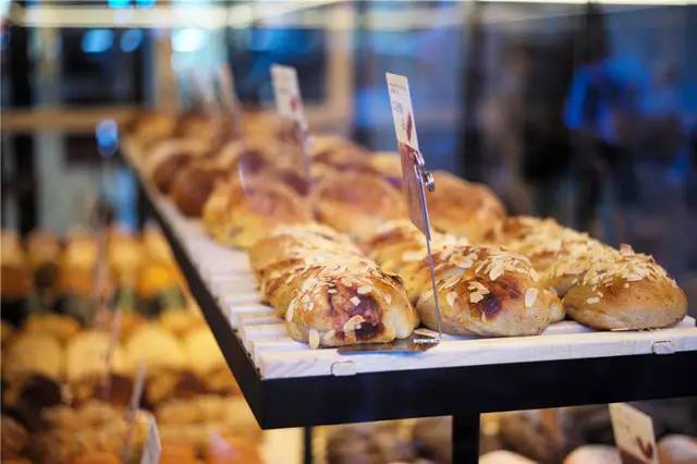 青岛排队的面包店,青岛最便宜的面包店永远都在排队