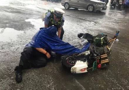 台风天执勤警察,台风天交警视频