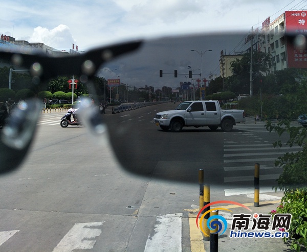 司机看过来!戴太阳镜在万宁开车请留心红绿灯