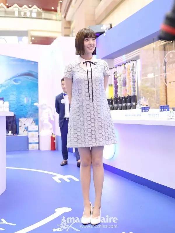 领口黑丝带搭得好时尚Icon，搭不好隔壁村服务员阿花