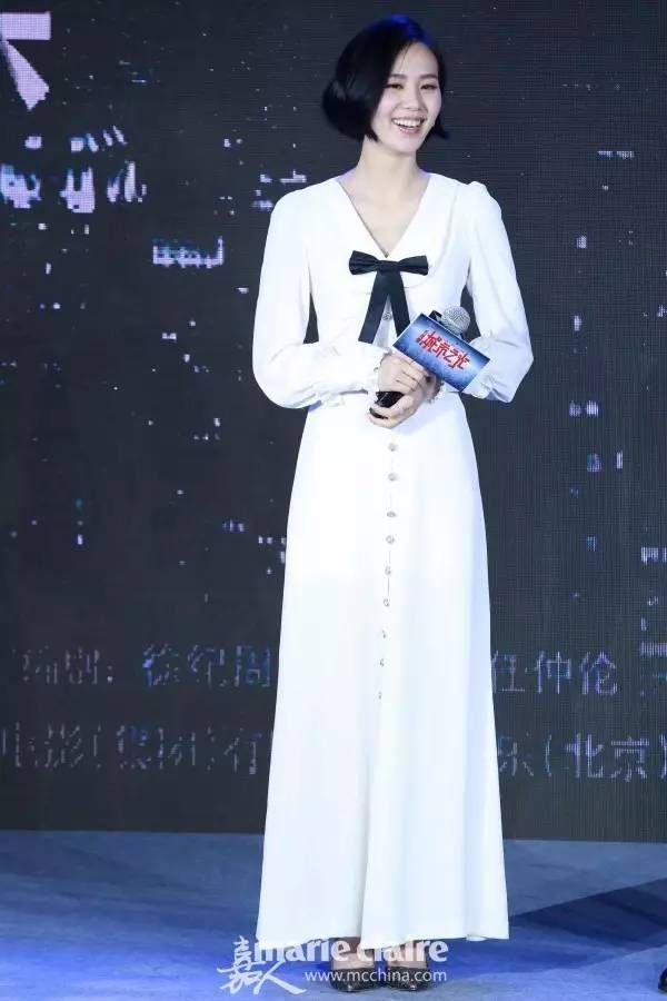 领口黑丝带搭得好时尚Icon，搭不好隔壁村服务员阿花